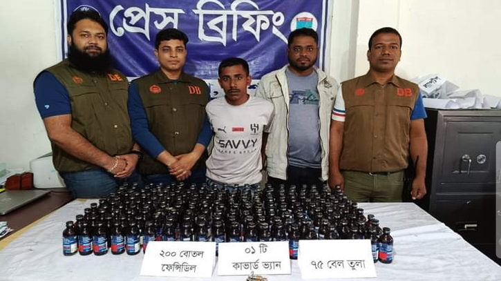 যশোরে কাভার্ডভ্যান থেকে ফেন্সিডিলসহ আটক ২ যশোরে কাভার্ডভ্যান থেকে ফেন্সিডিলসহ আটক ২
