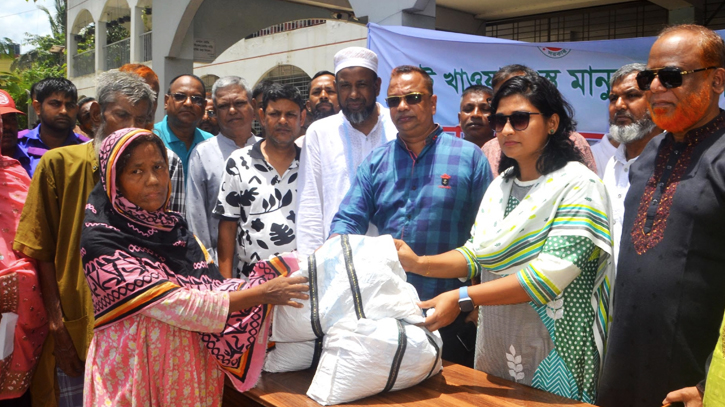 বগুড়ায় দেড় হাজার কর্মহীন পরিবারের মাঝে খাদ্য সহায়তা প্রদান বগুড়ায় দেড় হাজার কর্মহীন পরিবারের মাঝে খাদ্য সহায়তা প্রদান