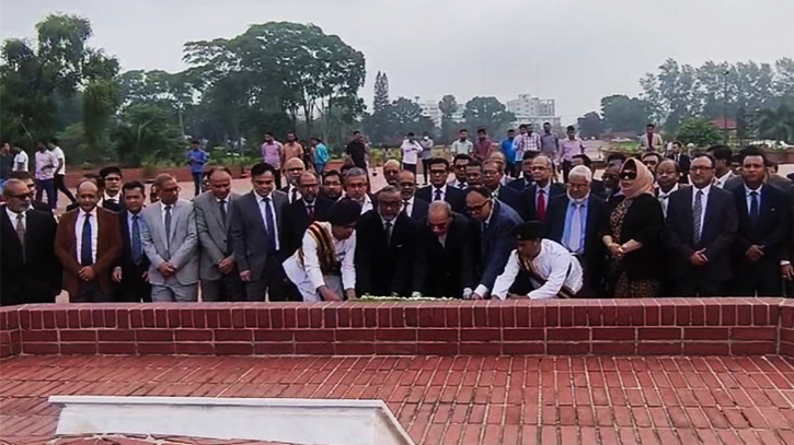 জাতীয় স্মৃতিসৌধে শ্রদ্ধা জানালেন নবনিযুক্ত প্রধান বিচারপতি জাতীয় স্মৃতিসৌধে শ্রদ্ধা জানালেন নবনিযুক্ত প্রধান বিচারপতি