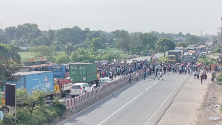 কোটা বিরোধী আন্দোলনে রাজপথে কুবি শিক্ষার্থীরা কোটা বিরোধী আন্দোলনে রাজপথে কুবি শিক্ষার্থীরা