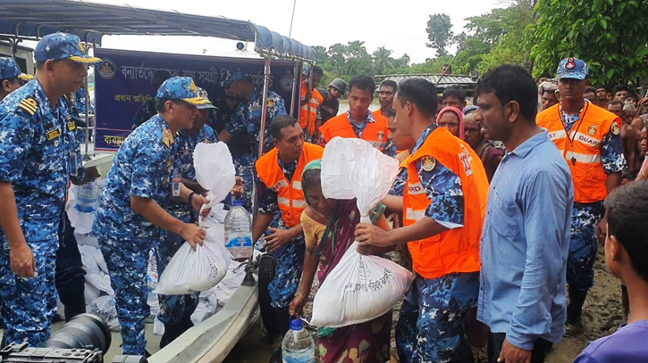 বন্যা কবলিত এলাকায় দুস্থদের মাঝে কোস্টগার্ডের ত্রাণ বিতরণ বন্যা কবলিত এলাকায় দুস্থদের মাঝে কোস্টগার্ডের ত্রাণ বিতরণ