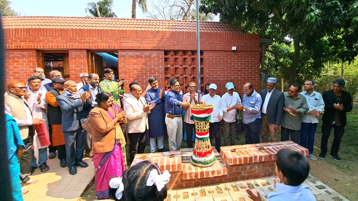 পাবনার চাটমোহরে ব্যতিক্রমী স্কুল ‘বড়াল বিদ্যা নিকেতনের’ উদ্বোধন পাবনার চাটমোহরে ব্যতিক্রমী স্কুল ‘বড়াল বিদ্যা নিকেতনের’ উদ্বোধন
