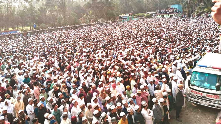 লক্ষ্মীপুরে মাওলানা লুৎফর রহমানের জানাজায় মানুষের ঢল লক্ষ্মীপুরে মাওলানা লুৎফর রহমানের জানাজায় মানুষের ঢল