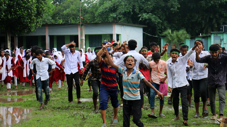 চাটমোহরে প্রধান শিক্ষক ও সাবেক সভাপতির দুর্নীতির প্রতিবাদে বিক্ষোভ চাটমোহরে প্রধান শিক্ষক ও সাবেক সভাপতির দুর্নীতির প্রতিবাদে বিক্ষোভ