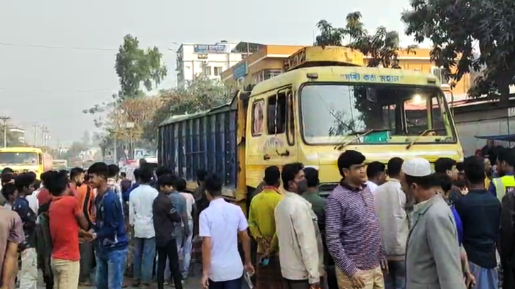 সিরাজগঞ্জের উল্লাপাড়ায় ট্রাক চাপায় নারীর মৃত্যু সিরাজগঞ্জের উল্লাপাড়ায় ট্রাক চাপায় নারীর মৃত্যু