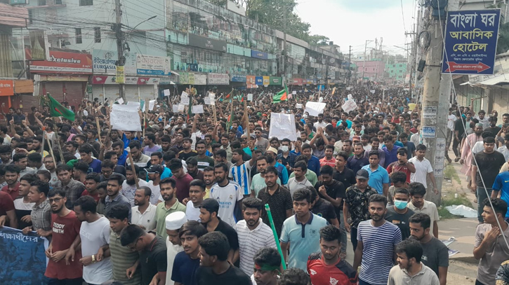 কোটা বিরোধী আন্দোলনকারীদের সড়ক ও রেলপথ অবরোধ কোটা বিরোধী আন্দোলনকারীদের সড়ক ও রেলপথ অবরোধ