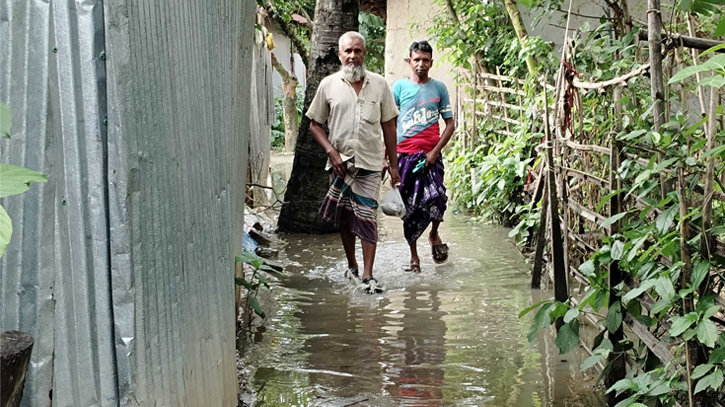 বগুড়ায় কাউন্সিলরের বাড়ির রাস্তা ঢালাই, পানিতে ভাসে জনগণ বগুড়ায় কাউন্সিলরের বাড়ির রাস্তা ঢালাই, পানিতে ভাসে জনগণ