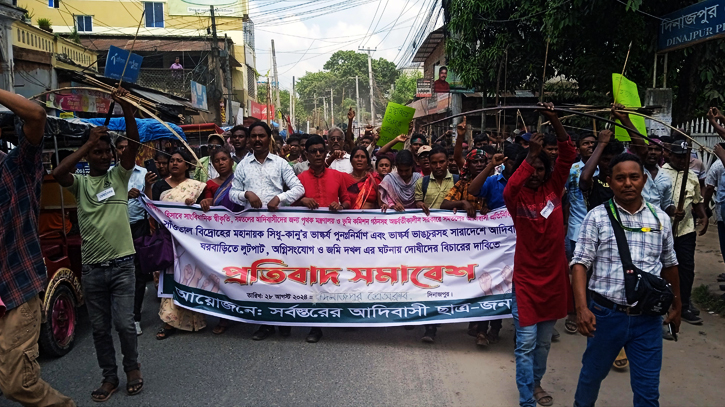 ৯ দফা দাবীতে তীর-ধনুক নিয়ে রাস্তায় আদিবাসীরা ৯ দফা দাবীতে তীর-ধনুক নিয়ে রাস্তায় আদিবাসীরা