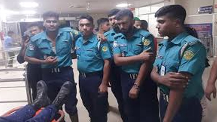চট্টগ্রামে পুলিশ-সেনাবাহিনীর ওপর হামলা, আহত ১২ চট্টগ্রামে পুলিশ-সেনাবাহিনীর ওপর হামলা, আহত ১২