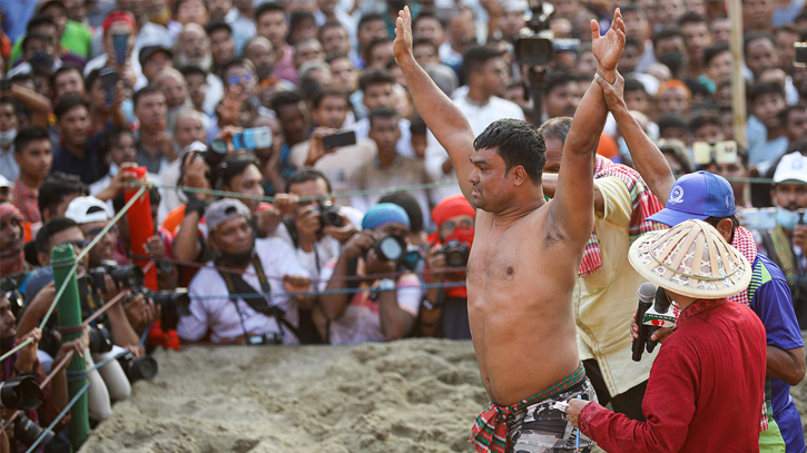 Jabbarer Boli Khela kicks off in Ctg amid scorching heat