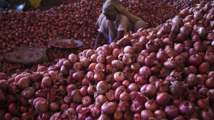 India lifts ban on onion export