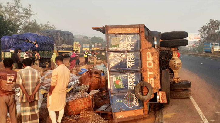 4 dead in accident on Dhaka-Ctg Highway in Cumilla