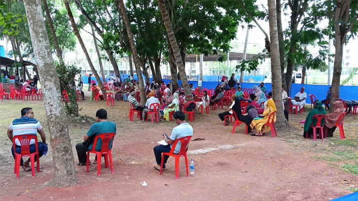 Khulna University ensures shade and seats for parents Khulna University ensures shade and seats for parents