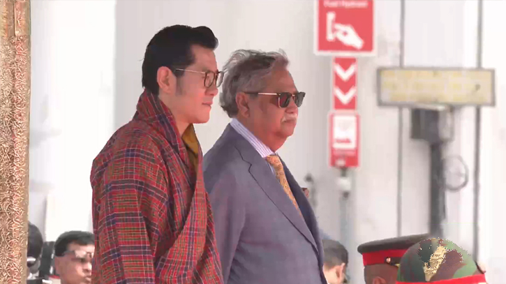 President receives Bhutanese King at Dhaka airport