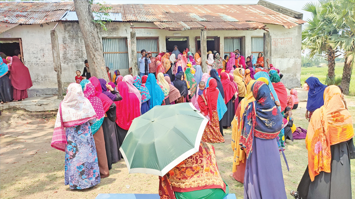 Line of women voters