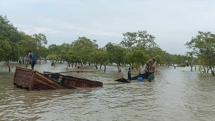 16 trawlers capsize in Bay, 72 go missing