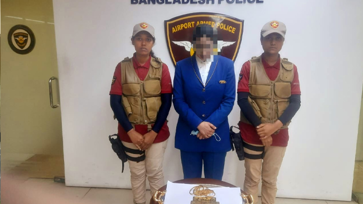 Cabin crew arrested with 2 kg gold at Dhaka Airport Cabin crew arrested with 2 kg gold at Dhaka Airport