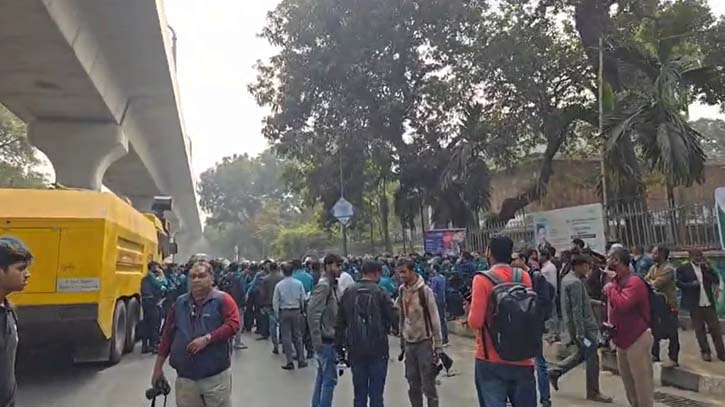 Police use batons, water cannons to disperse madrasa teachers protest in Shahbagh Police use batons, water cannons to disperse madrasa teachers protest in Shahbagh