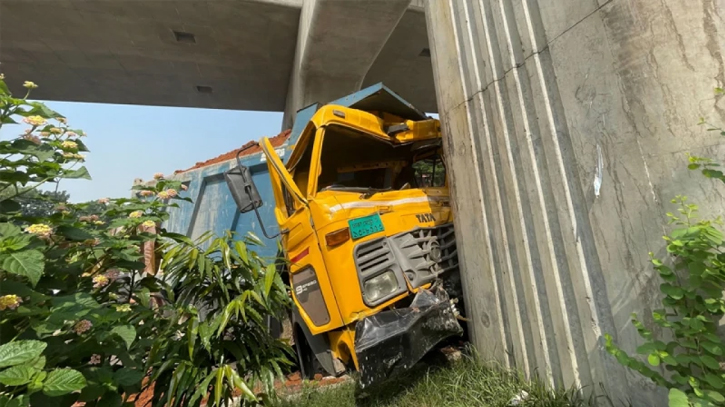 Truck hits Metro Rail pillar in Dhaka’s Agargaon Truck hits Metro Rail pillar in Dhaka’s Agargaon