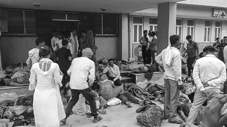 At least 107 crushed to death in Indian religious gathering At least 107 crushed to death in Indian religious gathering