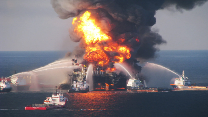 Massive explosion occurs on oil platform off Mexican coast