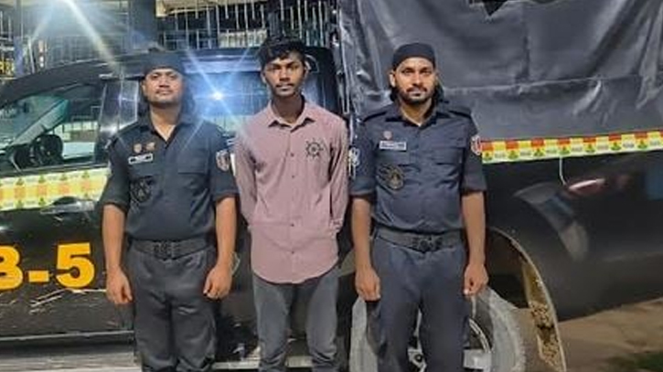 One held with fire arms, ammo in Chapainawabganj One held with fire arms, ammo in Chapainawabganj