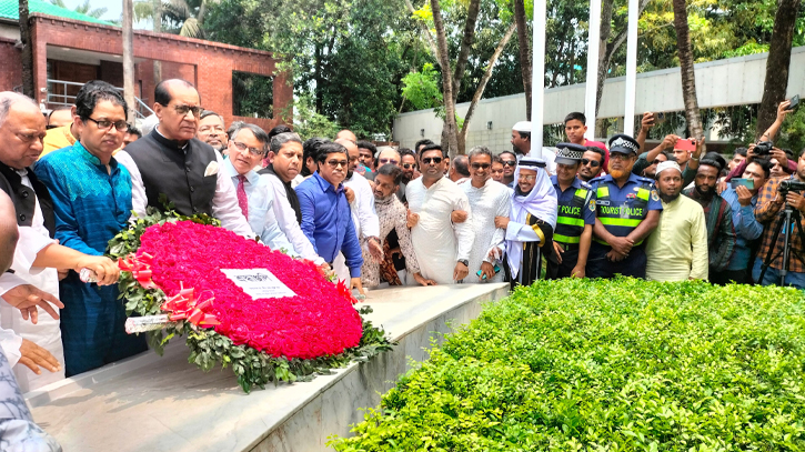 VC of BSMMU pays tributes to Bangabandhu at Tungipara