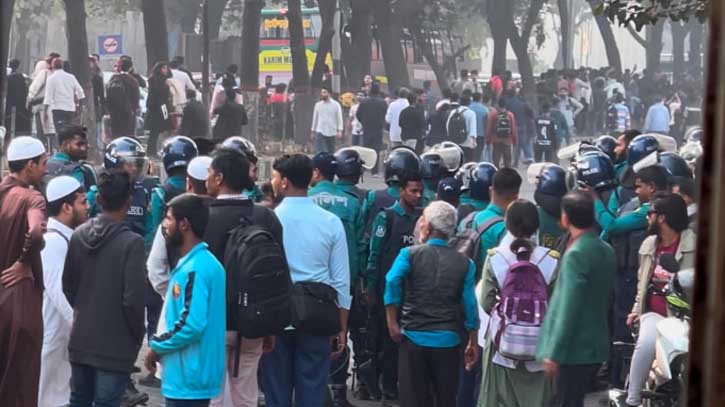 Clashes erupt between police and students at secretariat gate Clashes erupt between police and students at secretariat gate