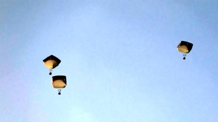 US military aircraft airdrop thousands of meals into Gaza US military aircraft airdrop thousands of meals into Gaza