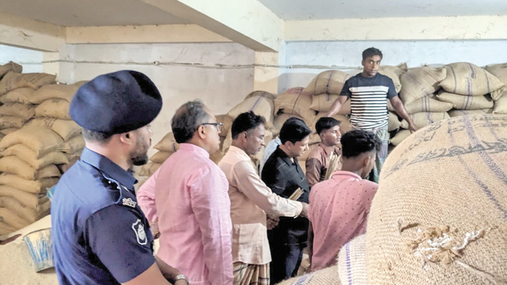 Corruption allegations surface in Banshkhali rice distribution Corruption allegations surface in Banshkhali rice distribution