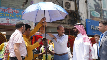 DNCC mayor distributes umbrella, water, saline among rickshaw pullers 
