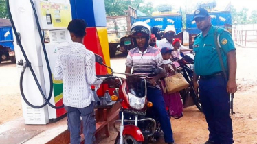 Rajshahi police start ’no helmet, no petrol’ programme