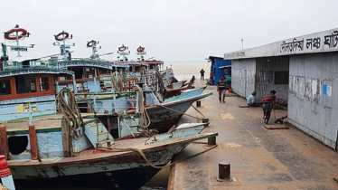 Transport worker dies falling in Padma River