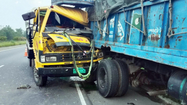 2 die as pickup truck overturns in Madaripur