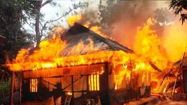 Fire guts 1O houses in Chandpur