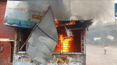 Ban on battery rickshaw: Drivers set police box on fire