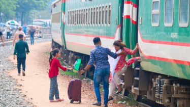 Passengers disembarking from moving trains raises safety concerns