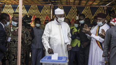 Chadians start voting in presidential election