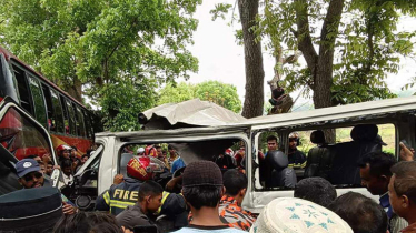 5 dead as bus hits microbus in Gopalganj