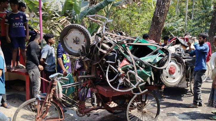 7 dead after three-vehicle crash in Pirojpur
