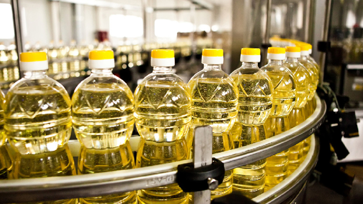 Govt. hikes per litre bottle of soybean oil by Tk 4, cuts by Tk 2 on unpacked oil