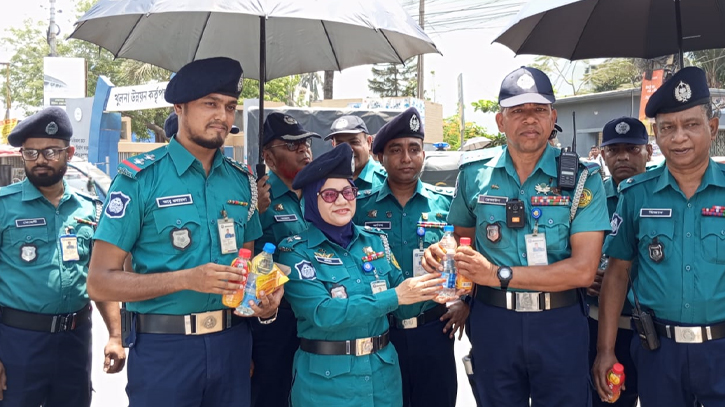 Provision of water and juice for traffic police in Khulna Provision of water and juice for traffic police in Khulna