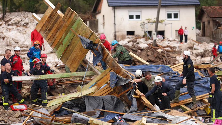 Int’l rescue teams arrive in Bosnia after devastating floods and landslides Int’l rescue teams arrive in Bosnia after devastating floods and landslides