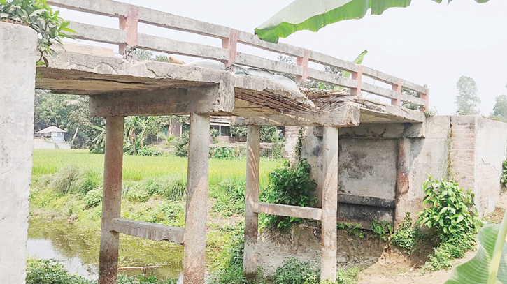 Damaged bridge poses risks to commuters in Sirajganj Damaged bridge poses risks to commuters in Sirajganj