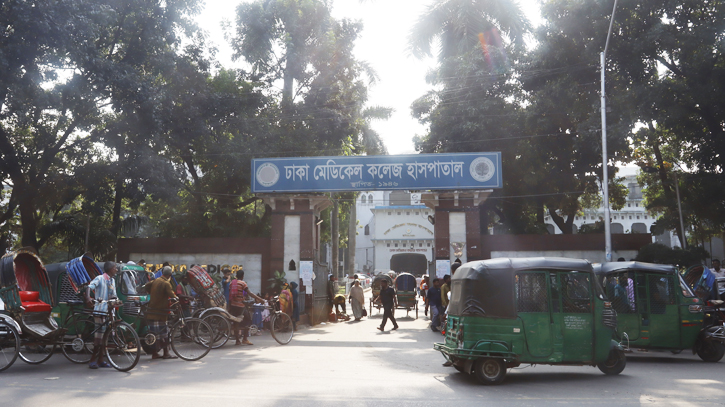 SB’s civil staff killed as bus hits electric pole in Dhaka’s Bakshibazar