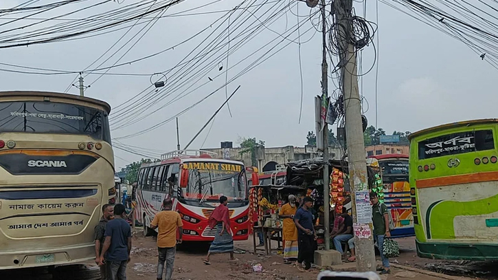 ফরিদপুরে ৪৯ ঘণ্টা পর সব রুটে ফের বাস চলাচল শুরু ফরিদপুরে ৪৯ ঘণ্টা পর সব রুটে ফের বাস চলাচল শুরু