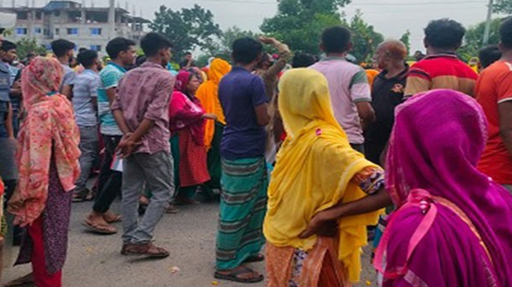 গাজীপুরে ১২ দফা দাবিতে কারখানা শ্রমিকদের বিক্ষোভ গাজীপুরে ১২ দফা দাবিতে কারখানা শ্রমিকদের বিক্ষোভ