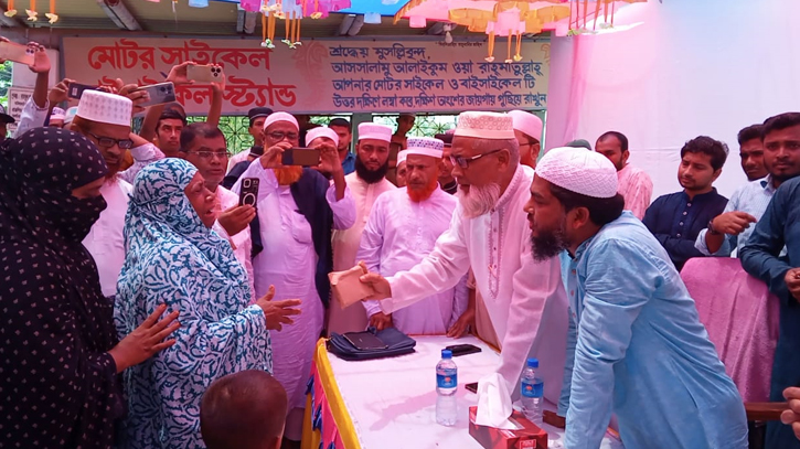 গণঅভ্যুত্থানে শহীদ পরিবারের মাঝে জামায়াতের আর্থিক অনুদান গণঅভ্যুত্থানে শহীদ পরিবারের মাঝে জামায়াতের আর্থিক অনুদান