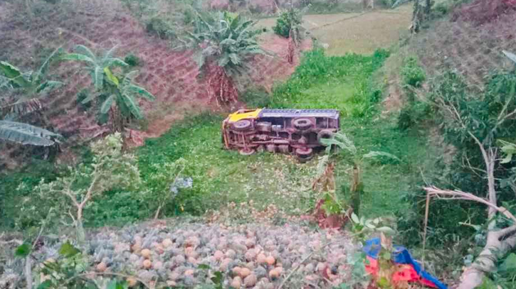 খাগড়াছড়িতে ট্রাক উল্টে খাদে, নিহত ১ খাগড়াছড়িতে ট্রাক উল্টে খাদে, নিহত ১