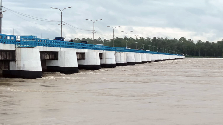 বিপৎসীমার ওপরে তিস্তার পানি, আতঙ্কে নদী পাড়ের মানুষ বিপৎসীমার ওপরে তিস্তার পানি, আতঙ্কে নদী পাড়ের মানুষ